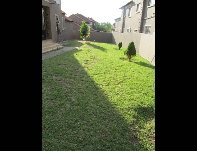 3 BEDROOM TOWNHOUSE FOR SALE IN VORNA VALLEY